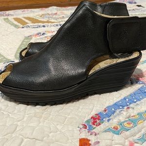 🌸 …bEAUtIfUL FLY LONDON platform sandals!! So comfy!! 8.5 👡 🌺